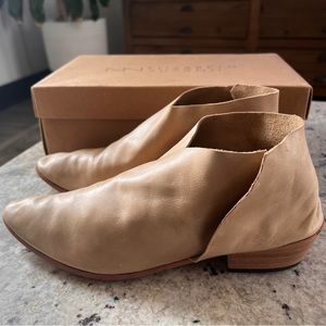 Elizabeth Suzann/Sevilla Smith Suzi boot nude size 39 never worn w box